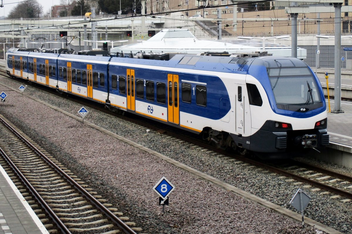 NS 2513 quits Arnhem Centraal on 25 February 2017.