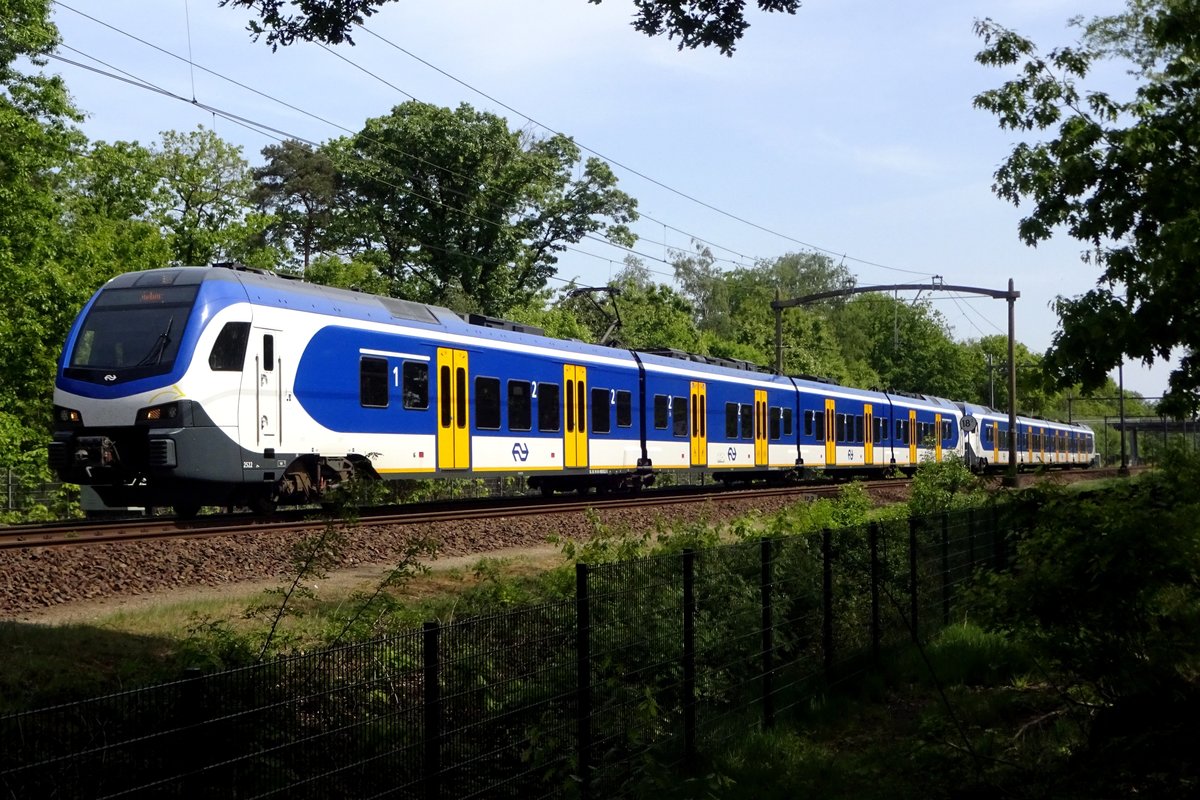 NS 2522 speeds through Tilburg Oude warande on 8 May 2020.