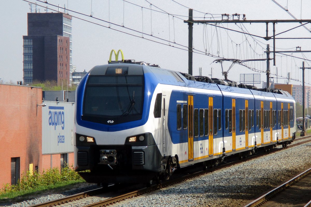 NS 2525 calls at Nijmegen-Dukenburg on a remakably sunny 20 January 2017. There are years, that an entire winter passes without a single flake of snow in the Netherlands...