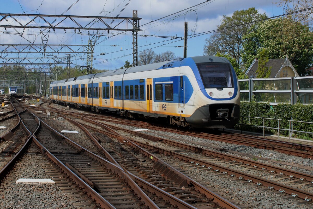 NS 2620 quits Haarlem as a regional train to Den Haag on 21 April 2024.