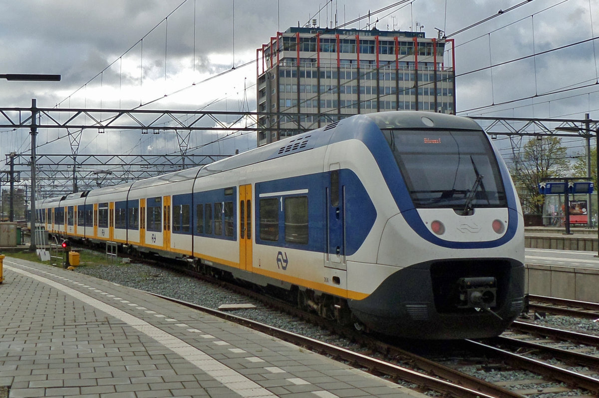 NS 2636 calls at Amsterdam Centraal on 16 April 2016.