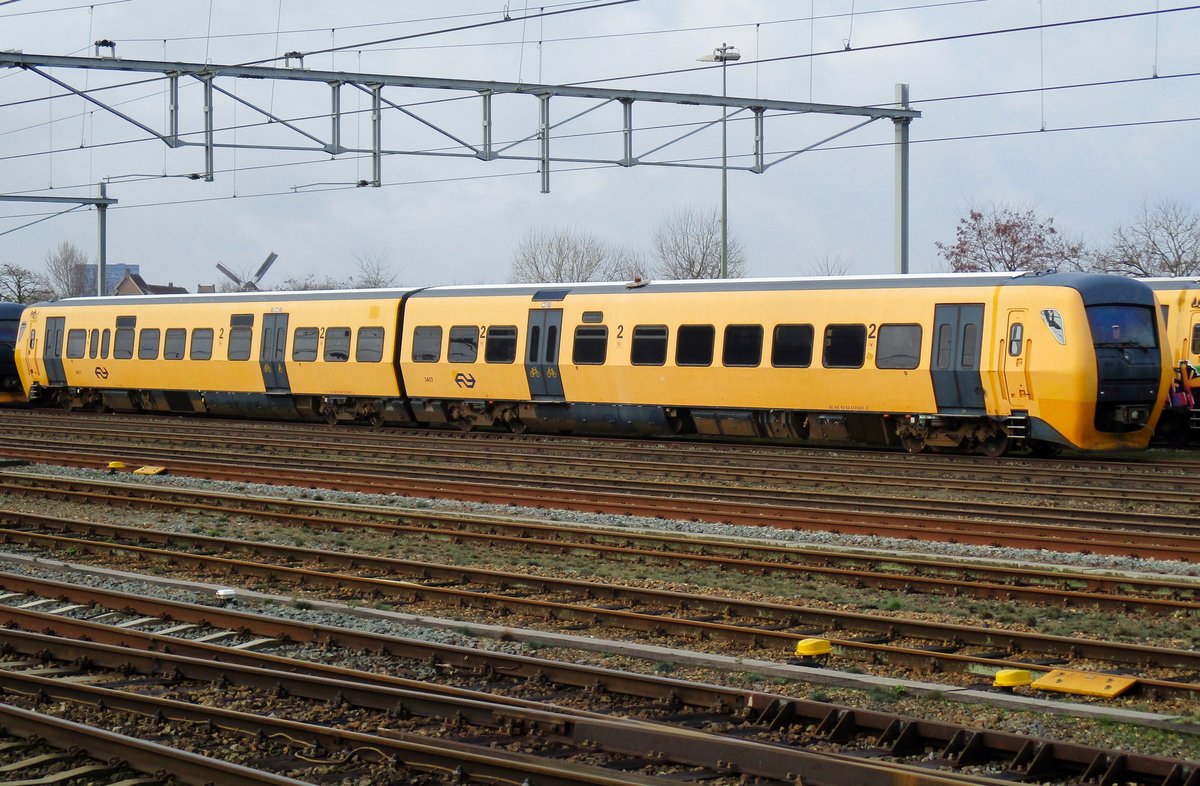 NS 3402 stands sidelined at Nijmegen on 21 March 2017. After l;ess than two decades, NS decommissioned these DM 90s after having lost all Diesel operated passenger services to private operators. In 2019 a planned sale to a Romanian operator fell through hopelessly and these DMUs are mostly scrapped by now.