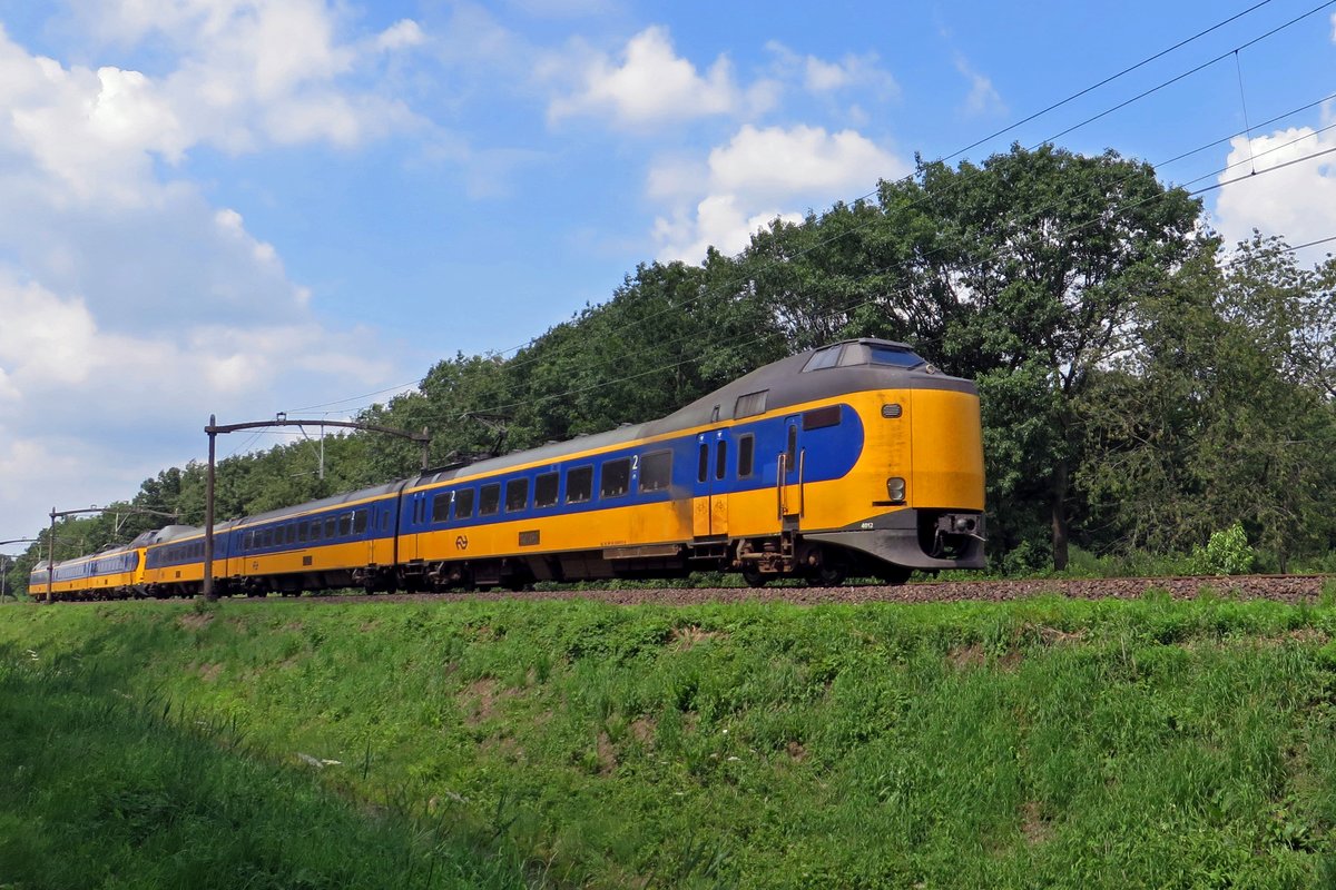 NS 4012 passes through Tilburg Oude Warande on 18 July 2020.