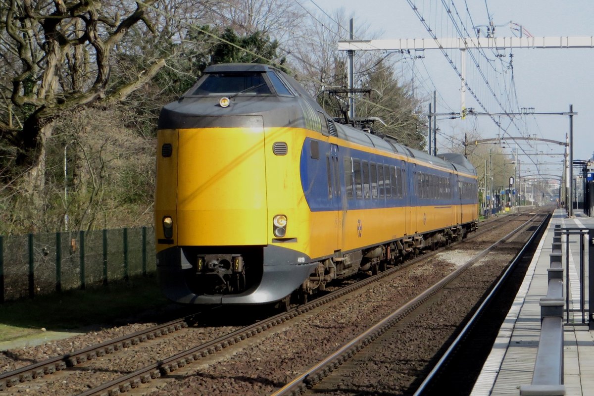 NS 4019 thunders through Tilburg-Universiteit on 31 March 2021.