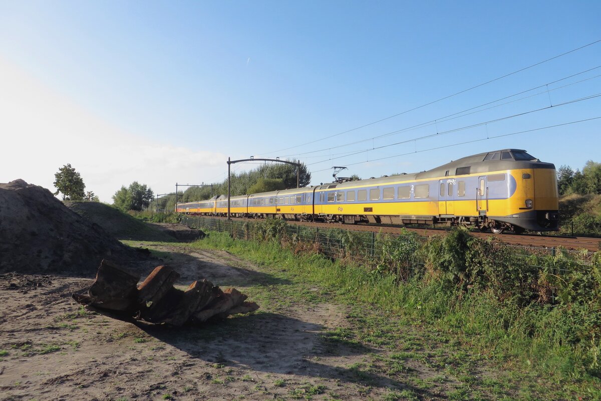 NS 4022 speeds through Tilburg-Reeshof on 15 October 2021.