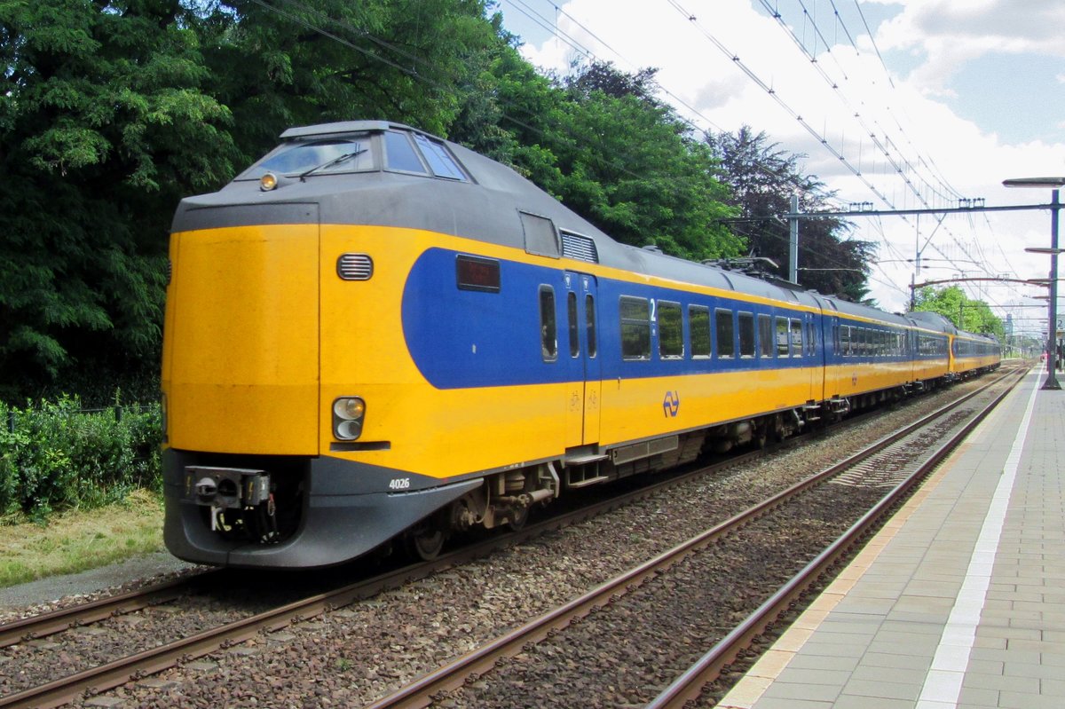 NS 4026 speeds through Tilburg-Universiteit on 14 July 2016.