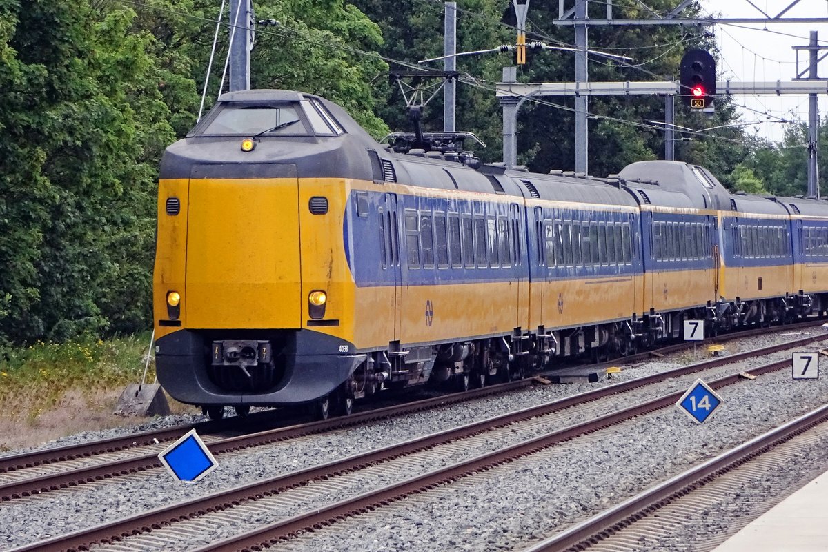 NS 4038 is about to call at Apeldoorn on 15 July 2019.