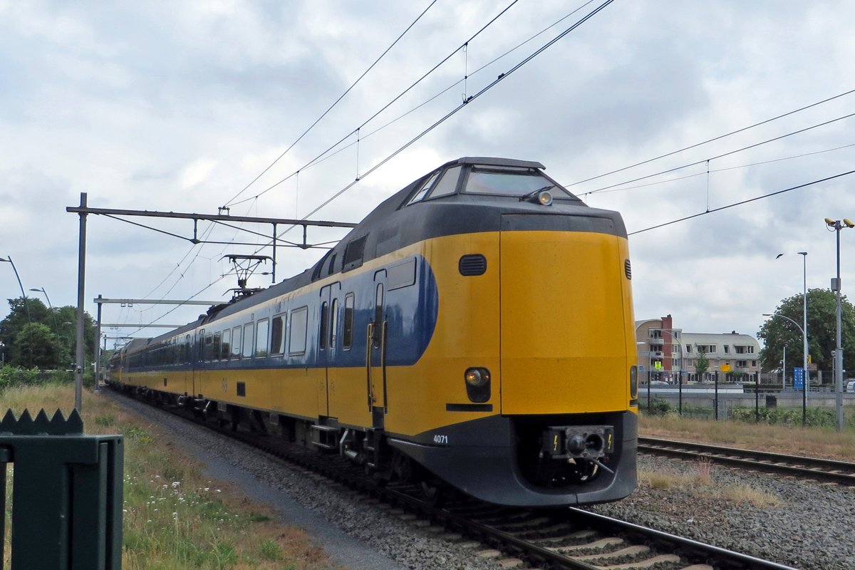 NS 4071 speeds through Wijchen on 5 June 2020.