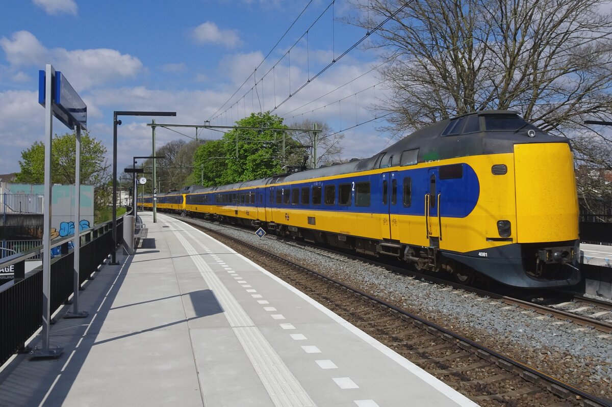 NS 4081 speeds through Arnhem-Velperpoort on 16 April 2022.