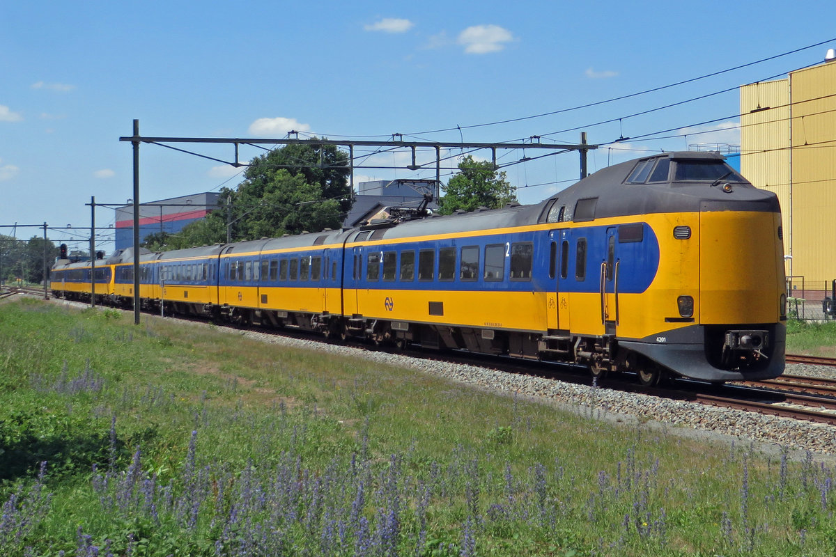 NS 4201 speeds through Barneveld Noord on 25 June 2020.