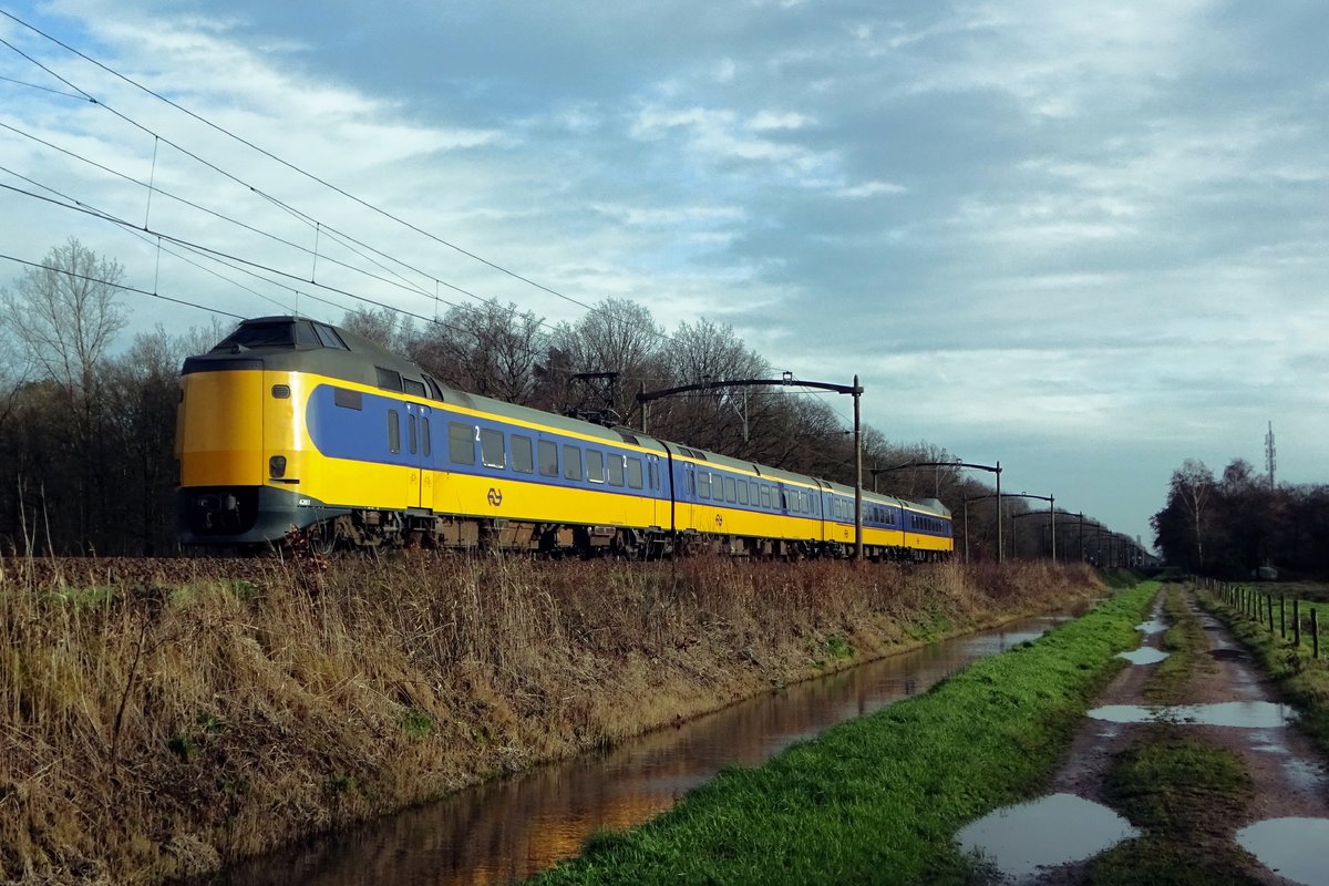 NS 4203 passes through Tilburg Oude Warande on 12 December 2019.