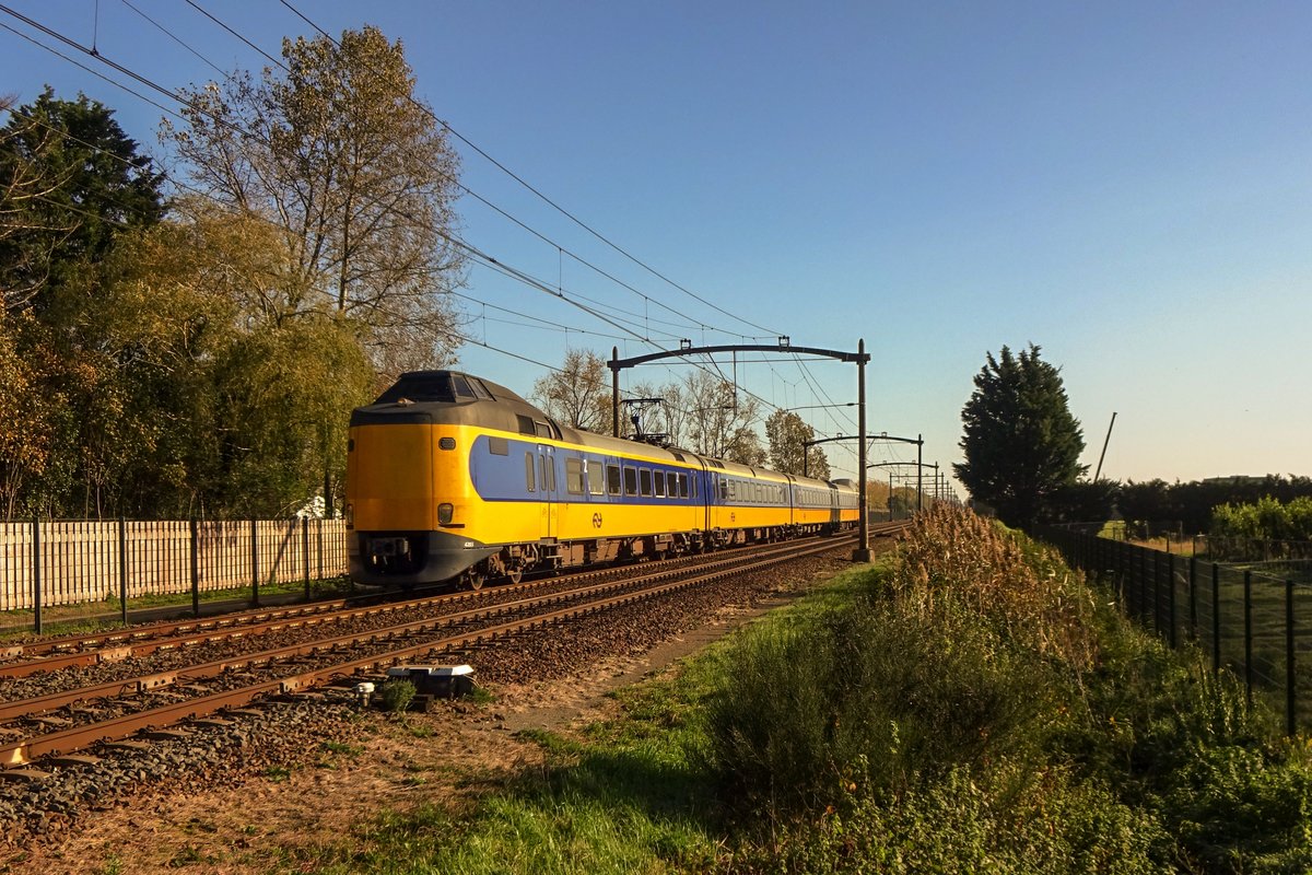 NS 4203 speeds through Hulten on 4 November 2020.