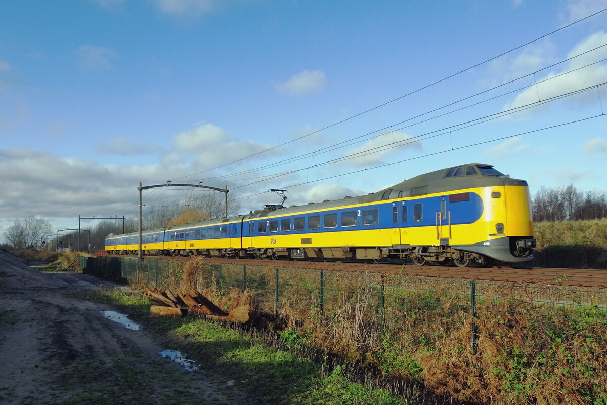 NS 4212 speeds through Tilburg-Reeshof on 8 December 2021.