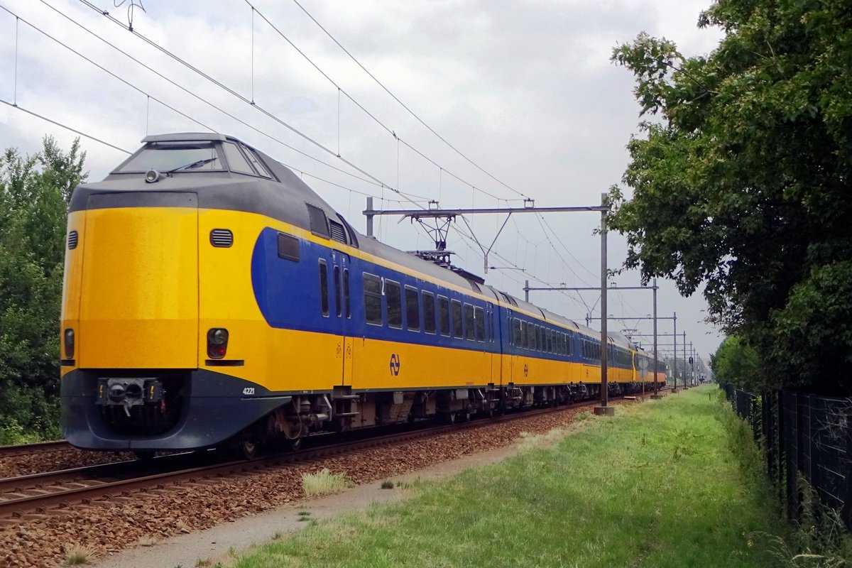 NS 4221 speeds thropugh Alverna on 19 January 2017.