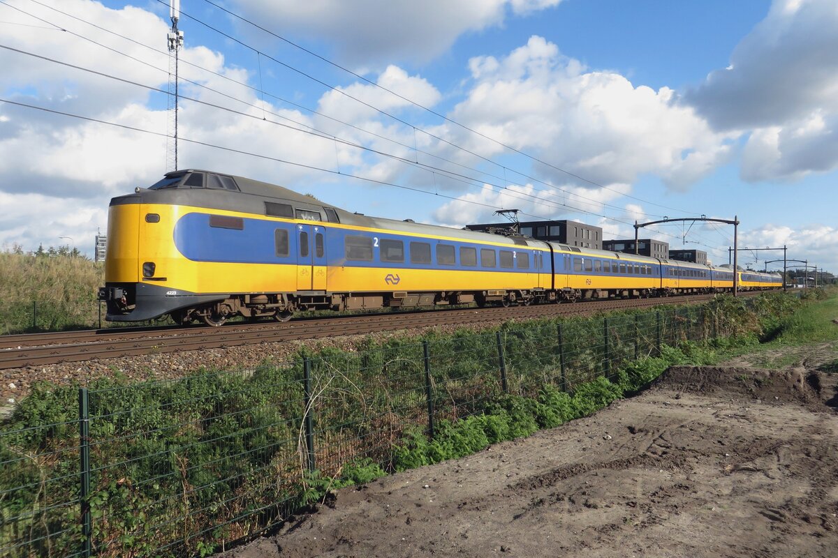 NS 4223 speeds through Tilburg-Reeshof on 15 October 2021.