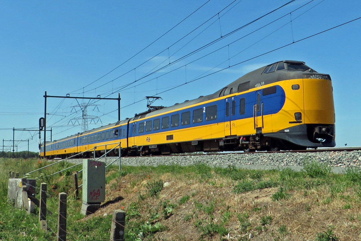 NS 4225 speeds through Niftrik on 29 May 2020.