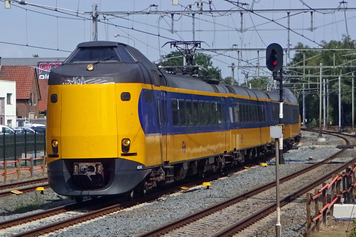 NS 4245 passes Barneveld Noord Aansluiting on 19 July 2019.