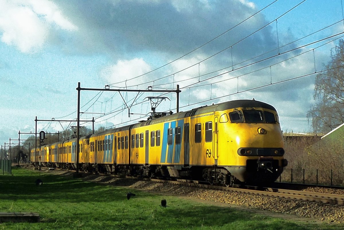 NS 444 hauls two sisters and passes Alverna on 5 April 2015.