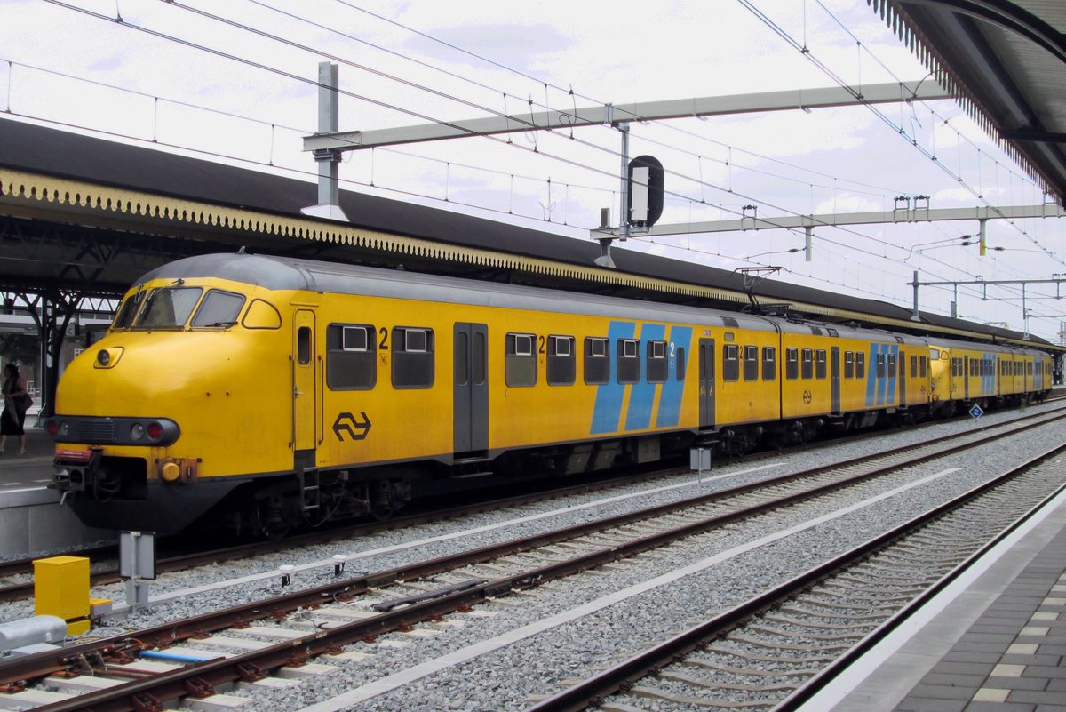 NS 453 calls at 's-Hertogenbosch on 4 July 2014.