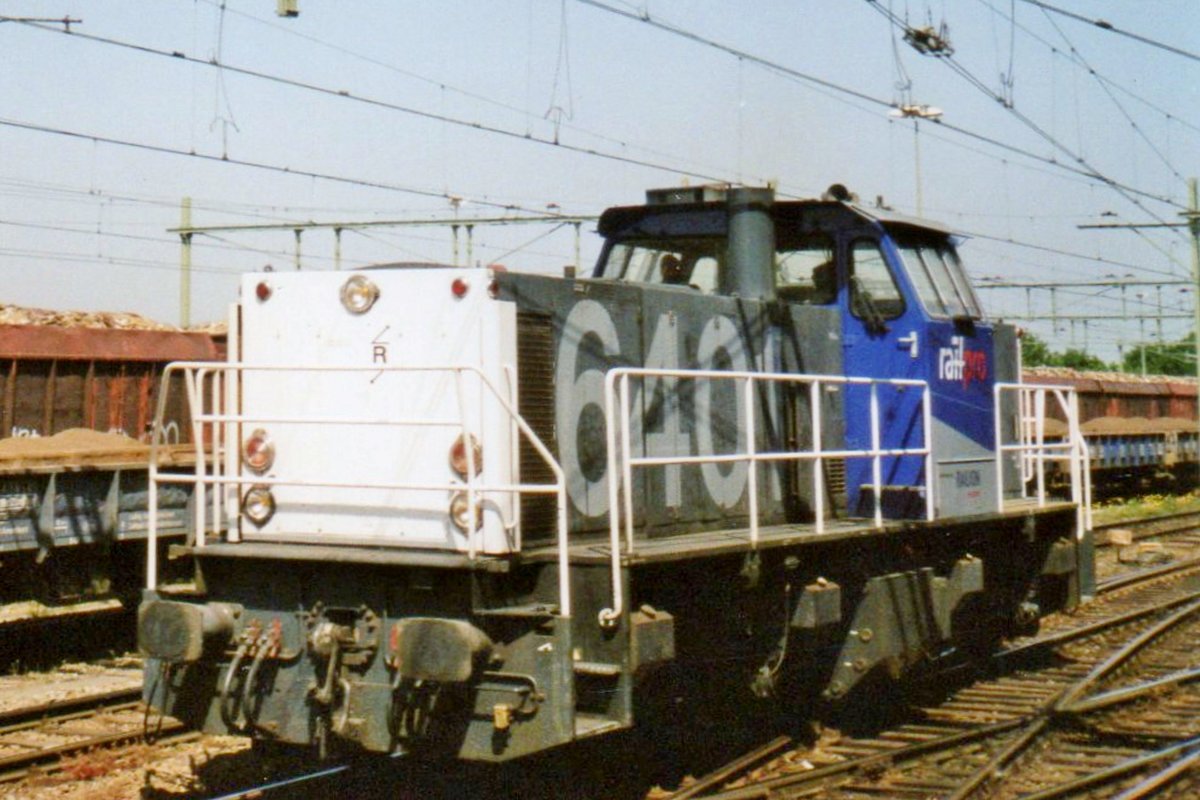NS 6401 runs light through Nijmegen on 28 July 2007.