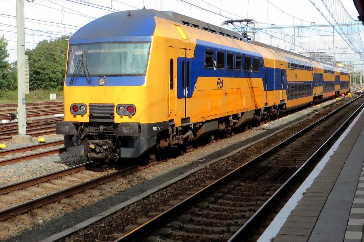 NS 7502 leaves Nijmegen with an IC service to Roosendaal on 2 October 2020.