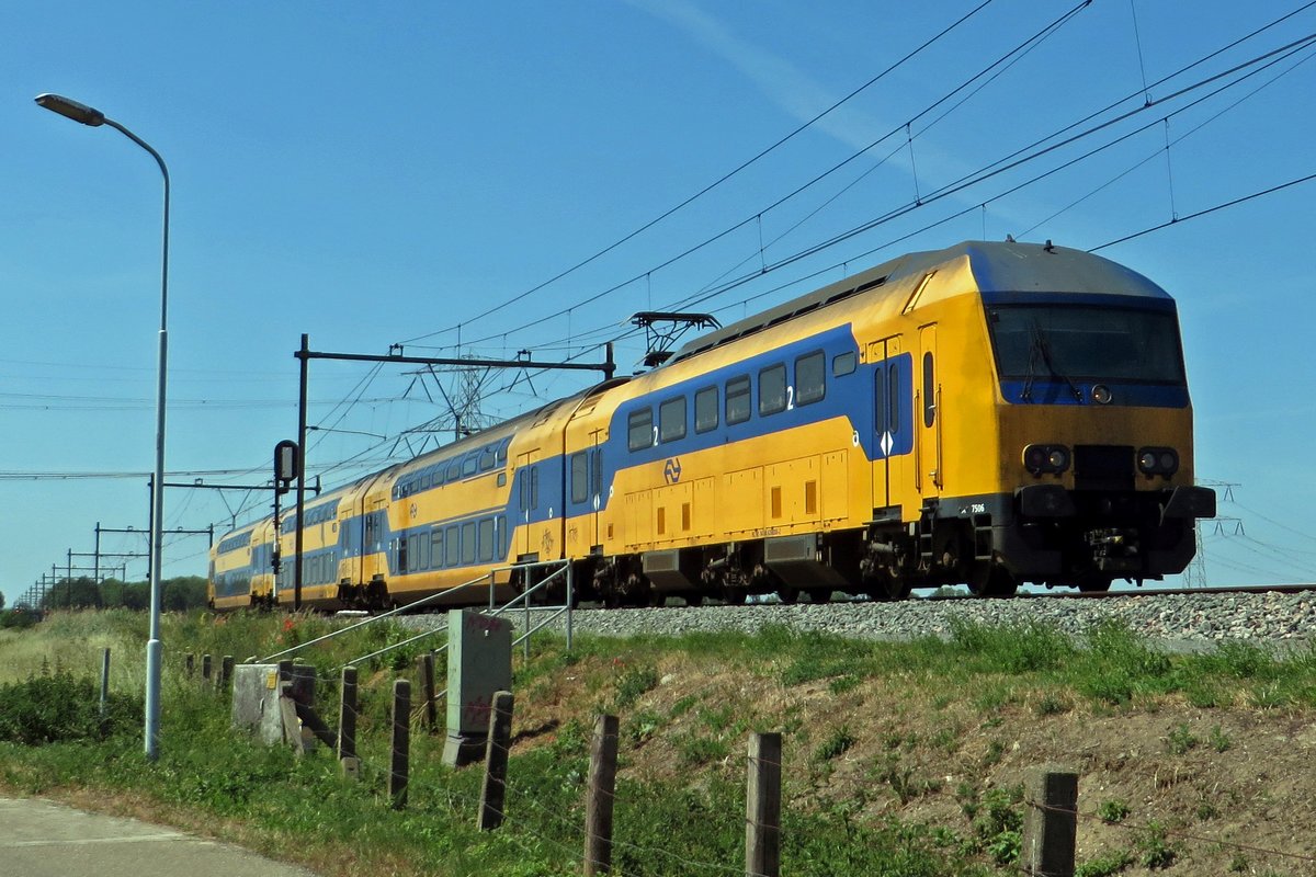 NS 7506 speeds through Niftrik on 29 May 2020.
