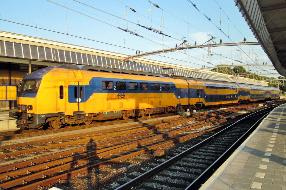 NS 7527 stands in Venlo on 29 August 2015. Normally, DDZ/NID are not seen at Venlo, the IC services Den Haag to/from Venlo being operated normally by VIRM.