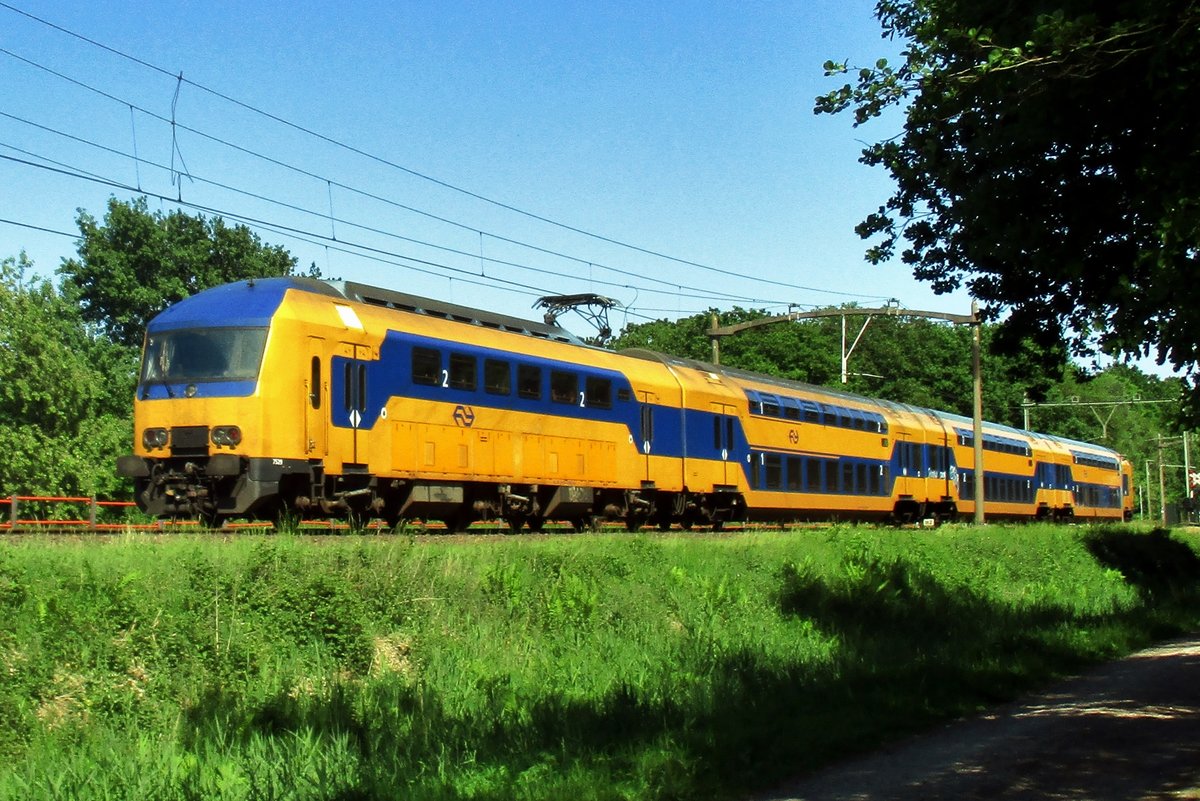 NS 7529 speeds past Tilburg Oude Warande on 26 May 2019.