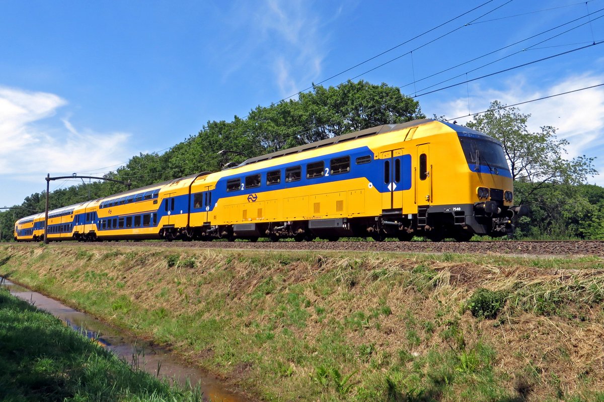 NS 7540 speeds past Tilburg Oude Warande on 24 June 2020.