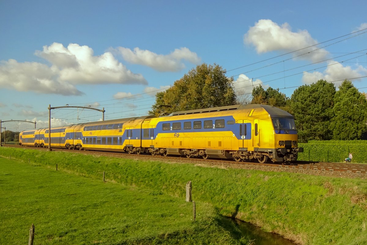 NS 7542 speeds through Hulten on 4 November 2020.