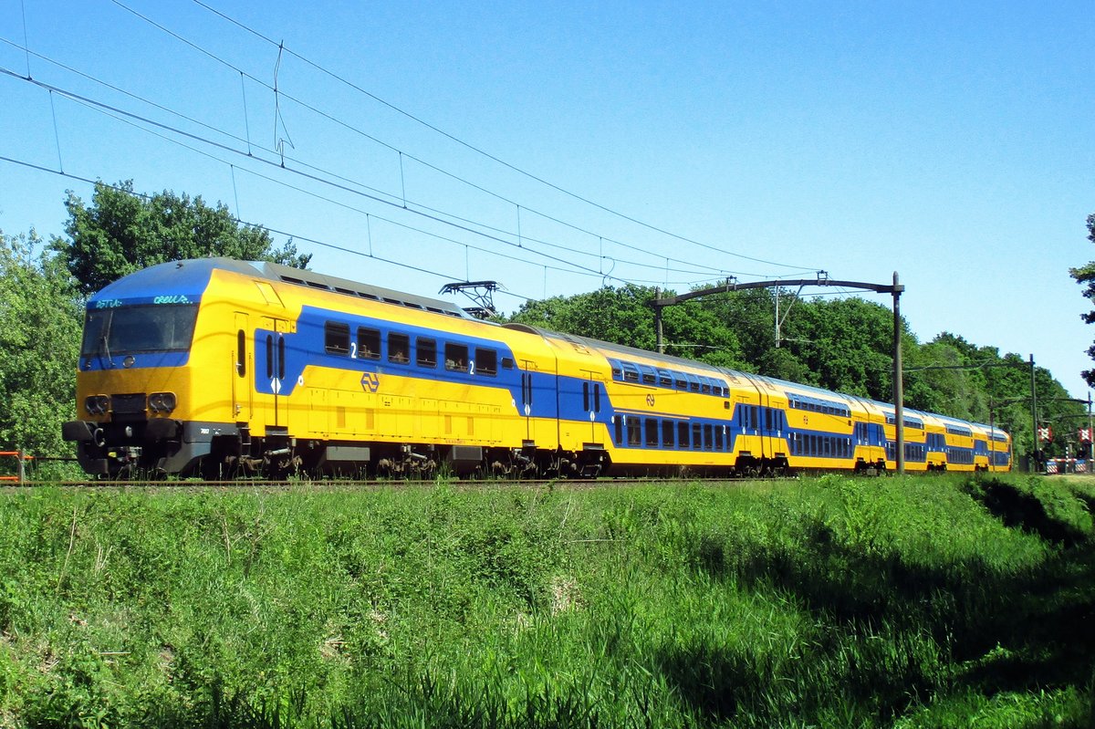 NS 7617 passes Tilburg Oude Warande on 26 May 2017.