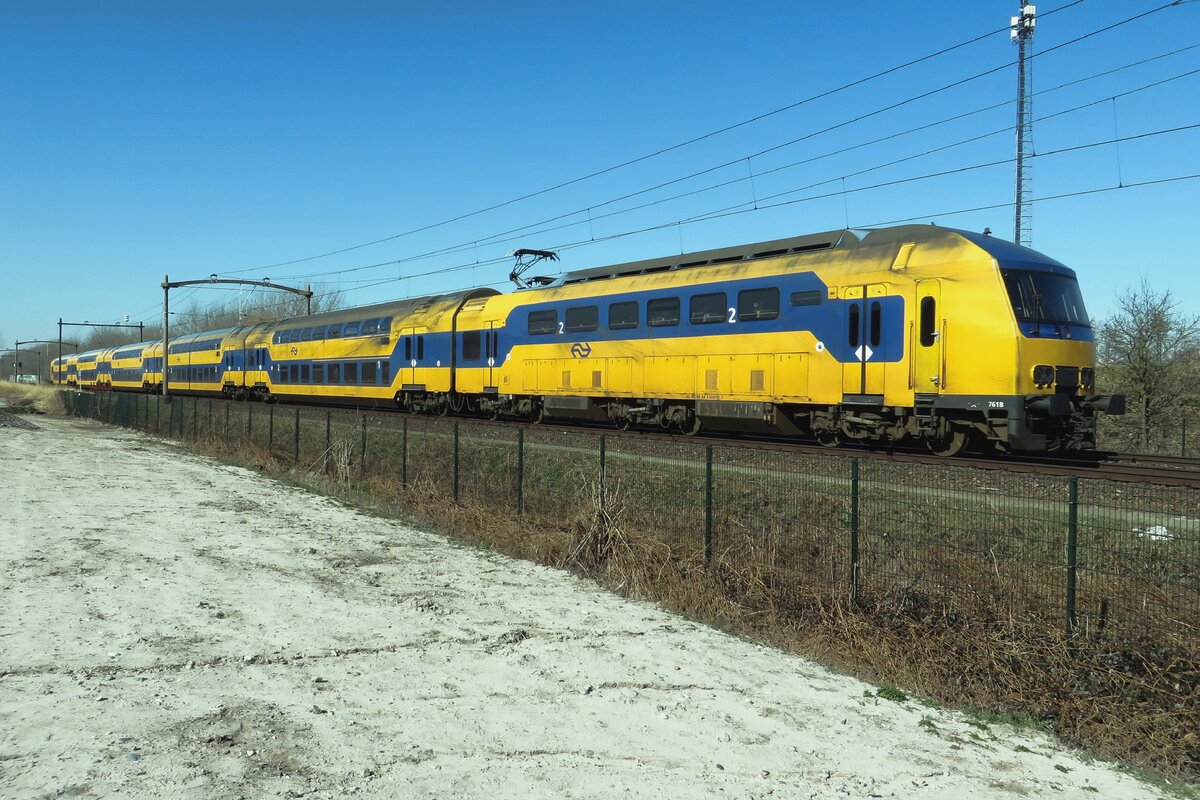 NS 7618 speeds through Tilburg-Reeshof on 8 March 2022.