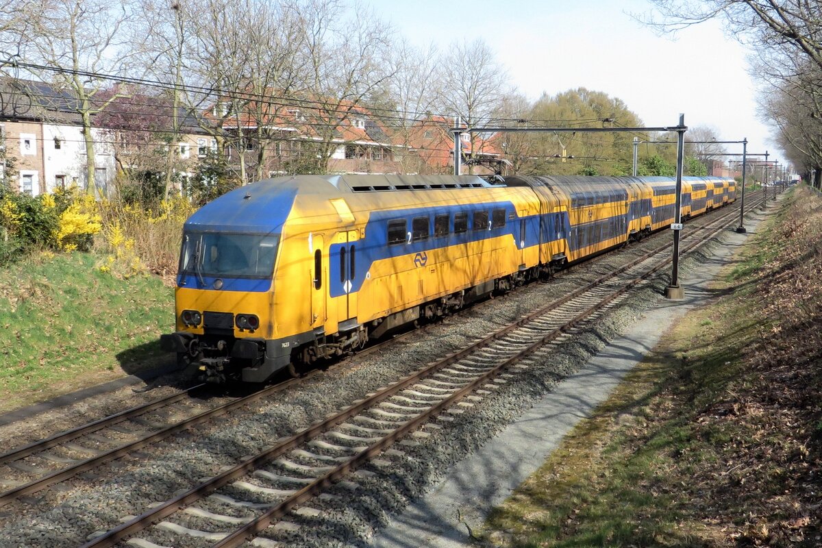NS 7623 passes through Nijmegen-Kolpingbuurt on 22 March 2022.