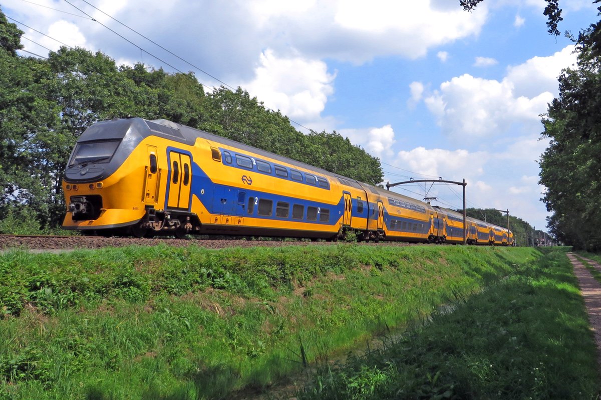 NS 8615 speeds through Tilburg Oude warande on 18 July 2020.