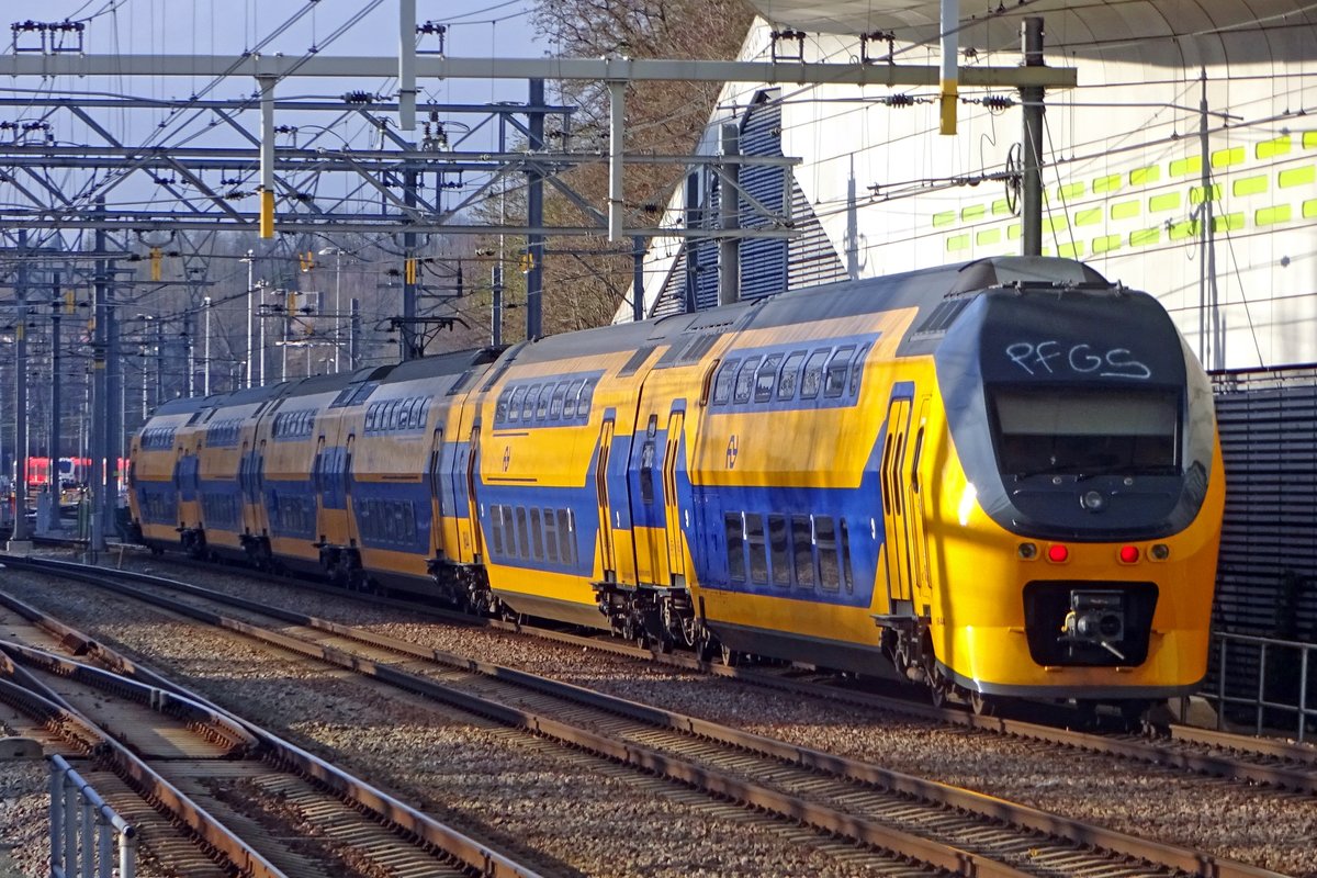 NS 8644 quits Arnhem Centraal on 12 December 2019.