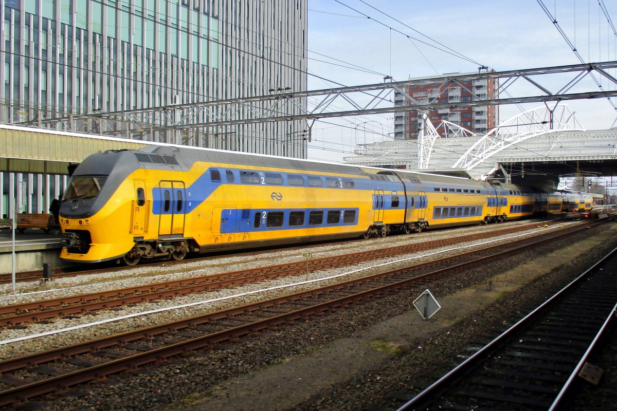 NS 8653 calls at Leiden Centraal on 18 March 2018.