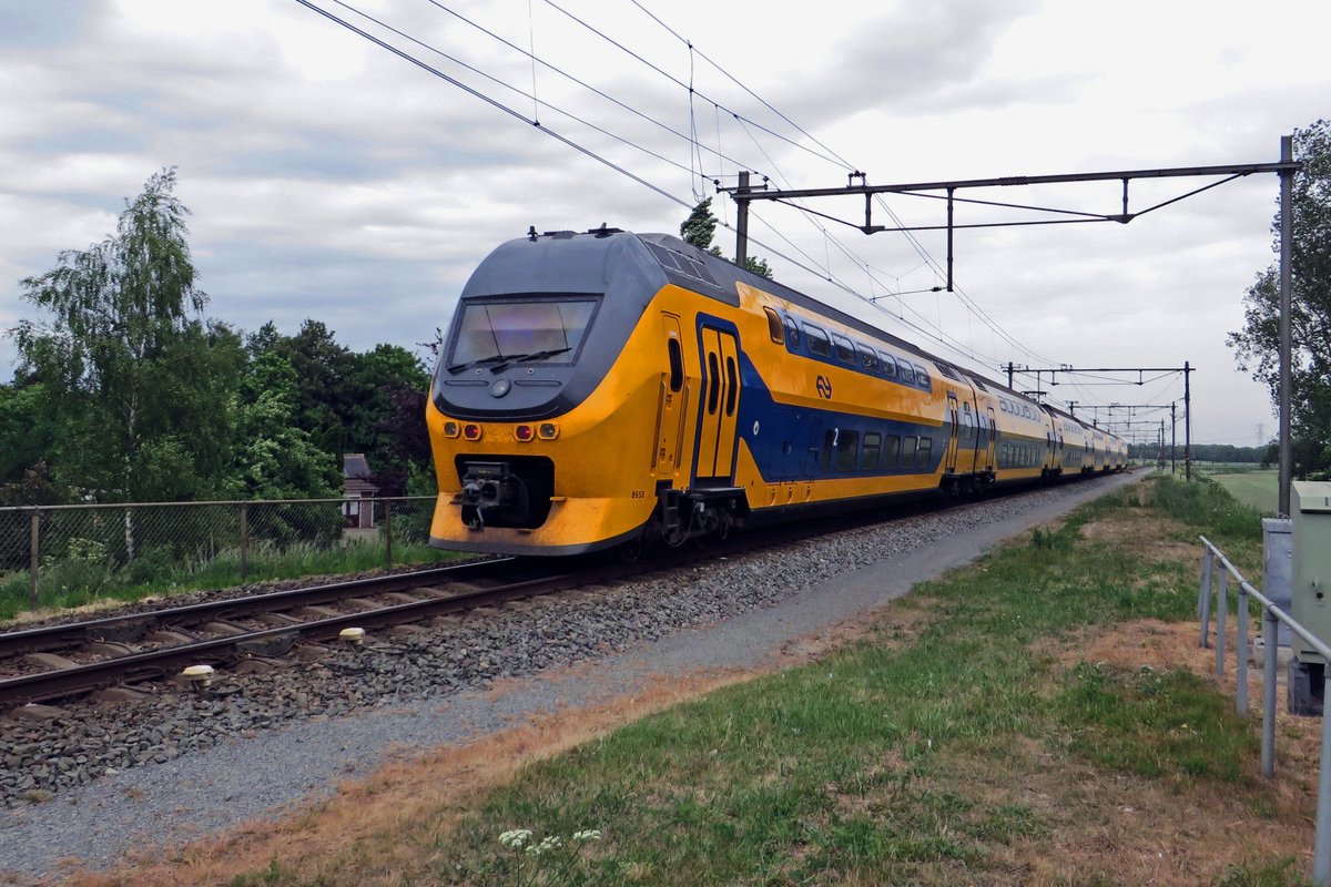 NS 8658 has just crossed the rivier Maas at Ravenstein on 22 May 2020 and continues to Nijmegen.