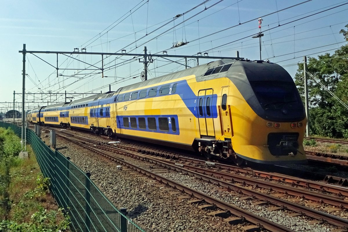 NS 8670 is about to call at Nijmegen on 22 August 2019.
