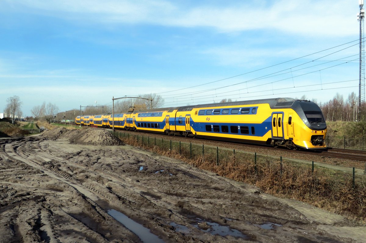 NS 8670 speeds through Tilburg Reeshof on a glorious 21 February 2021.