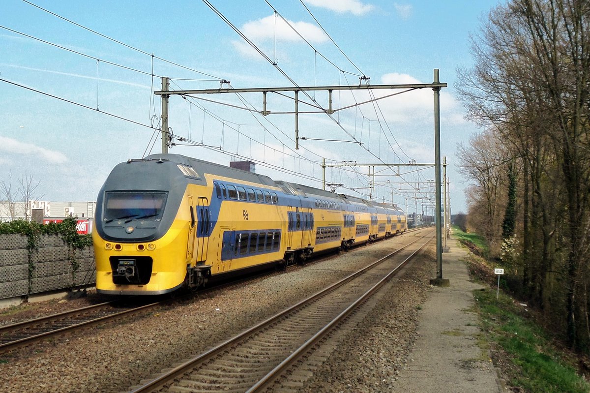 NS 8672 speeds through Nijmegen-Dukenburg on 10 April 2016.