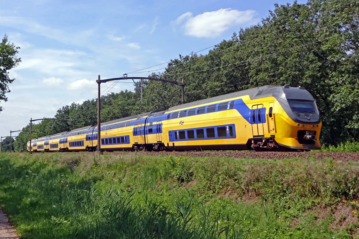 NS 8733 speeds through Tilburg Oude Warande on 4 August 2019.