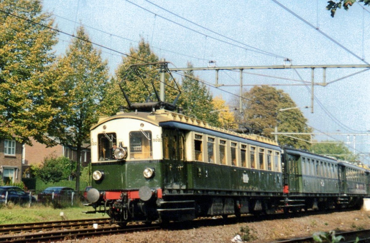 NS 9002 speeds through Dieren with an extra train on 14 October 2006 -courtesey of the railway fan association NVBS and the Dutch Railway Museum Utrecht, that lend this old stock to boost the 40th anniversary of the NVBS.