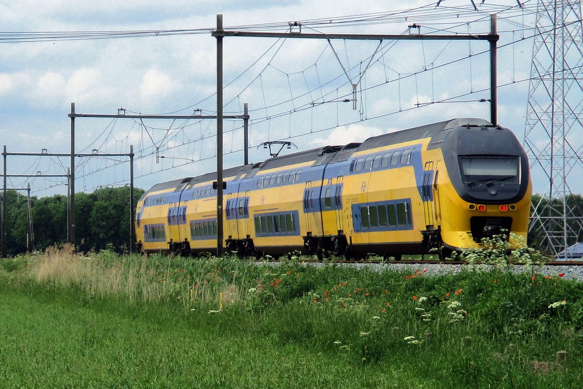 NS 9403 passes Niftrik on 19 May 2017.