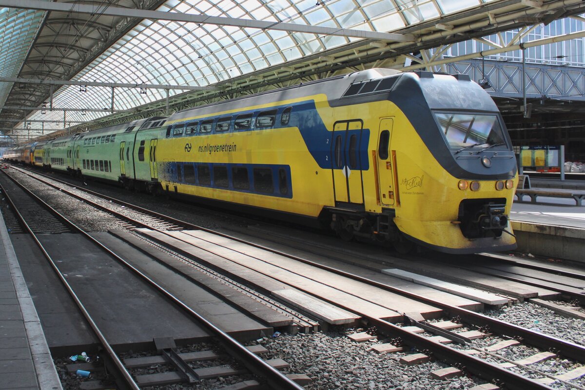 NS 9556 advertises green energy at Amsterdam Centraal on 21 April 2024.