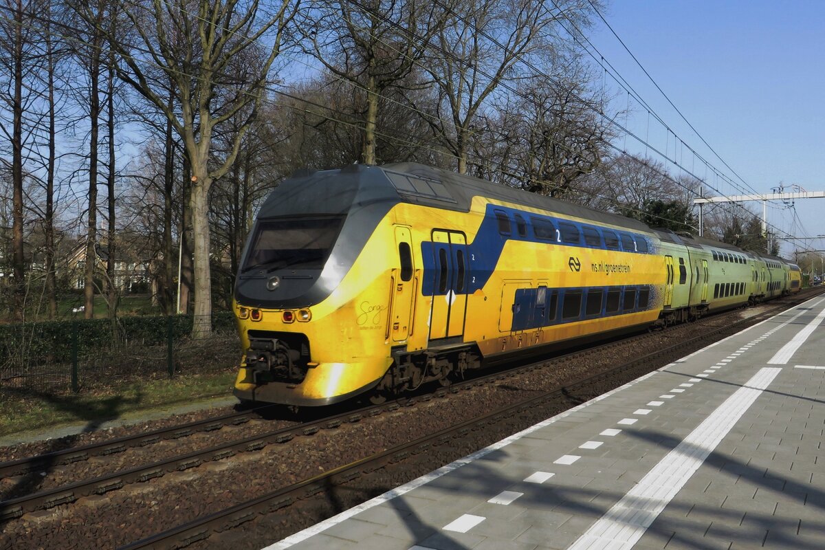 NS 9556 advertises green stream whilst passing through Tilburg-Reeshof on 31 March 2021.