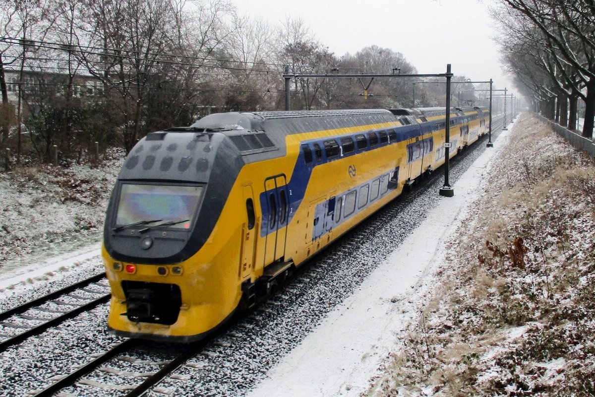 NS 9569 speeds through a snowy Nijmegen-Kolpingburt on 7 January 2017.