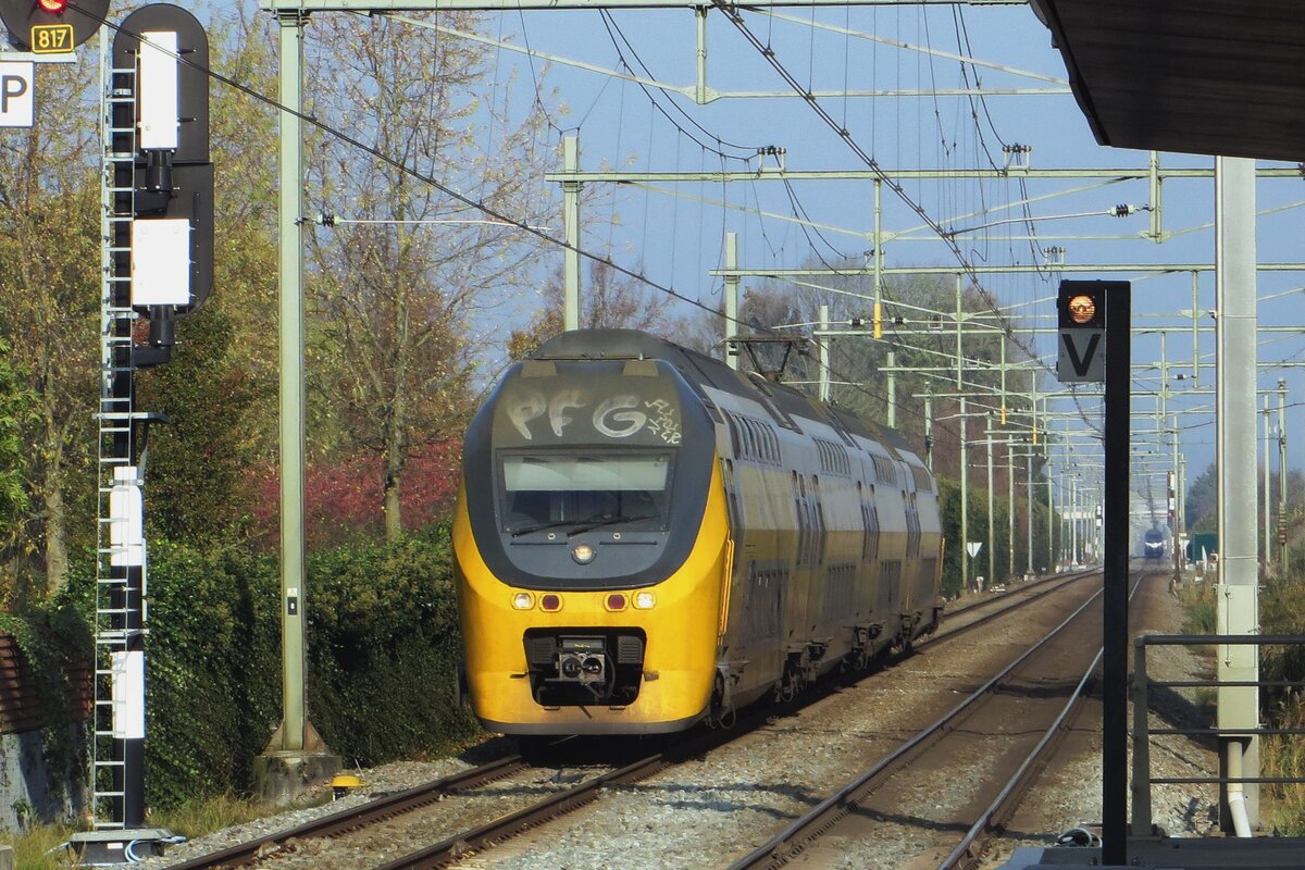 NS 9571 speeds through Elst on 12 November 2021.