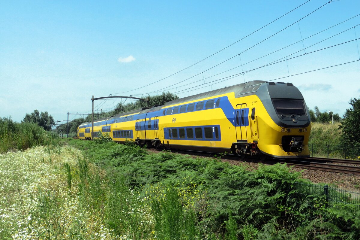 NS 9580 speeds through Tilburg-Reeshof on 23 July 2021.