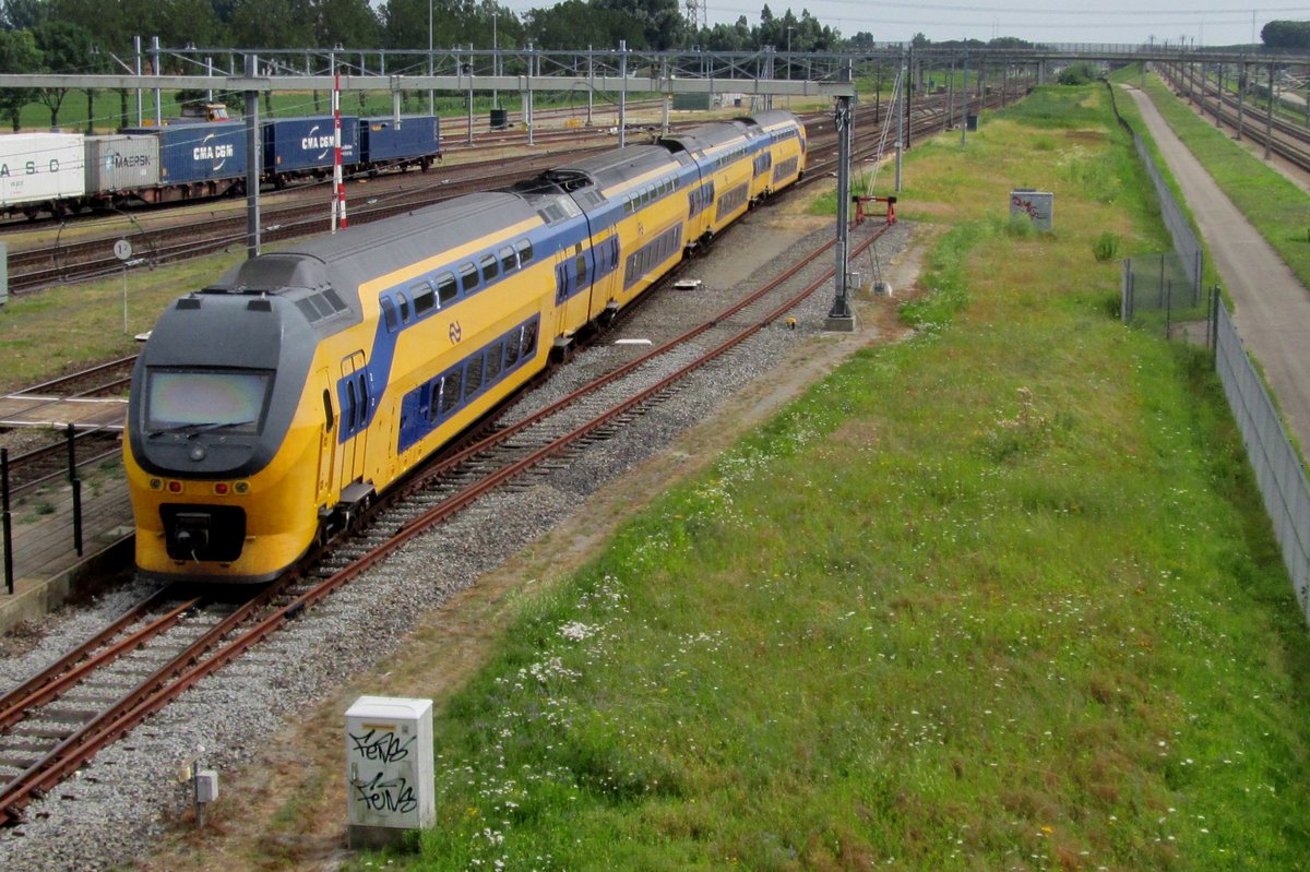 NS 9581 passes through Lage Zwaluwe on 20 July 2016.