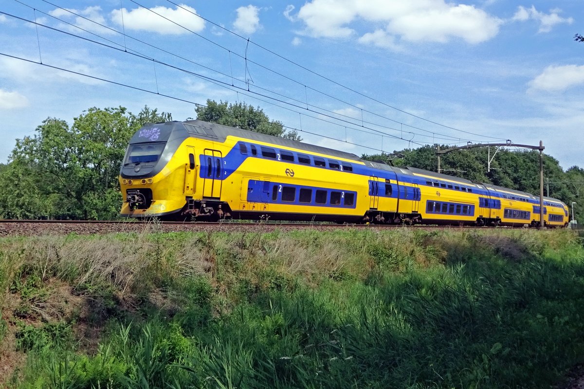 NS 9591 speeds through Tilburg Oude warande on 4 August 2019.